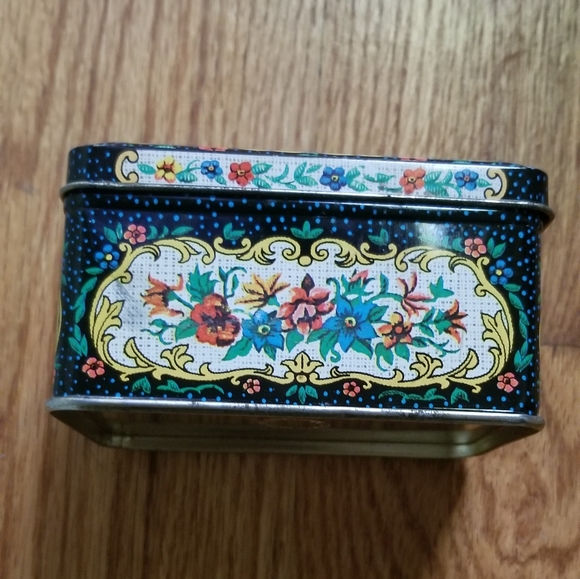 Small floral tin 🌹 made in England - Picture 3 of 7